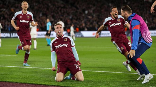 虚空掠夺者大战德玛西亚皇子，峡谷激战正酣！开云播报